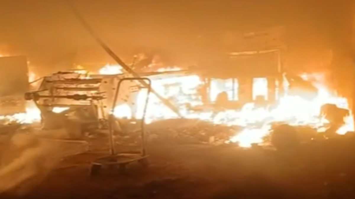 Breaking News : उरला मेटल पार्क की फैक्ट्री में भीषण आग, कई लोगों के फंसे होने की आशंका, रेस्क्यू जारी, देखें VIDEO…