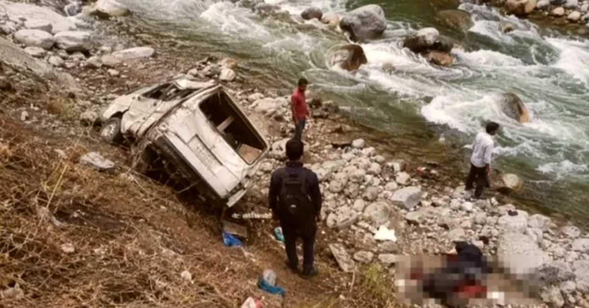 काल निगल गया कई जिंदगीः 400 मीटर गहरी खाईं में गिरी कार, 3 लोगों की थमी सांसें, तीन गंभीर घायल