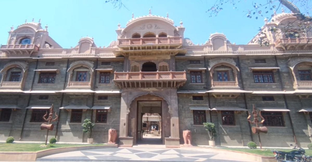महाकाल दर्शन के नाम पर ऑनलाइन ठगीः होटलों की फर्जी वेबसाइट बनाकर श्रद्धालुओं को लूटने वाले गिरोह पर पुलिस का एक्शन, साइबर हेल्पलाइन नंबर 1930 जारी