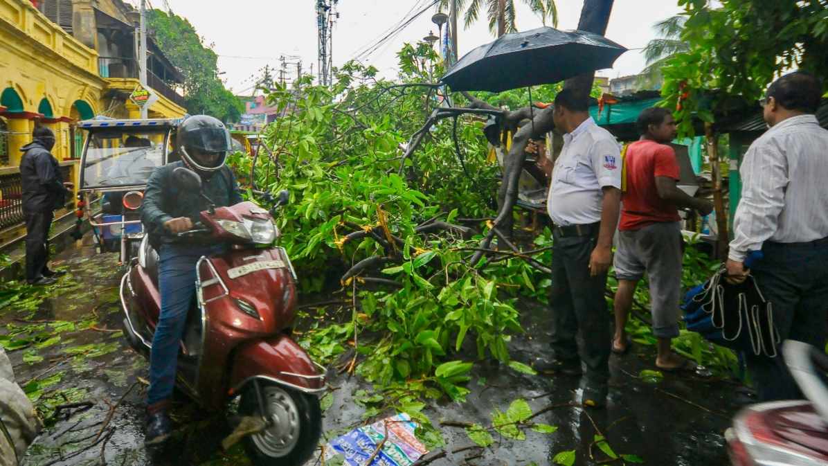 कोलकाता में तेज आंधी और बारिश का कहर, 7 लोगों की मौत, CM शुभेन्दु ने किया मुआवजे का ऐलान