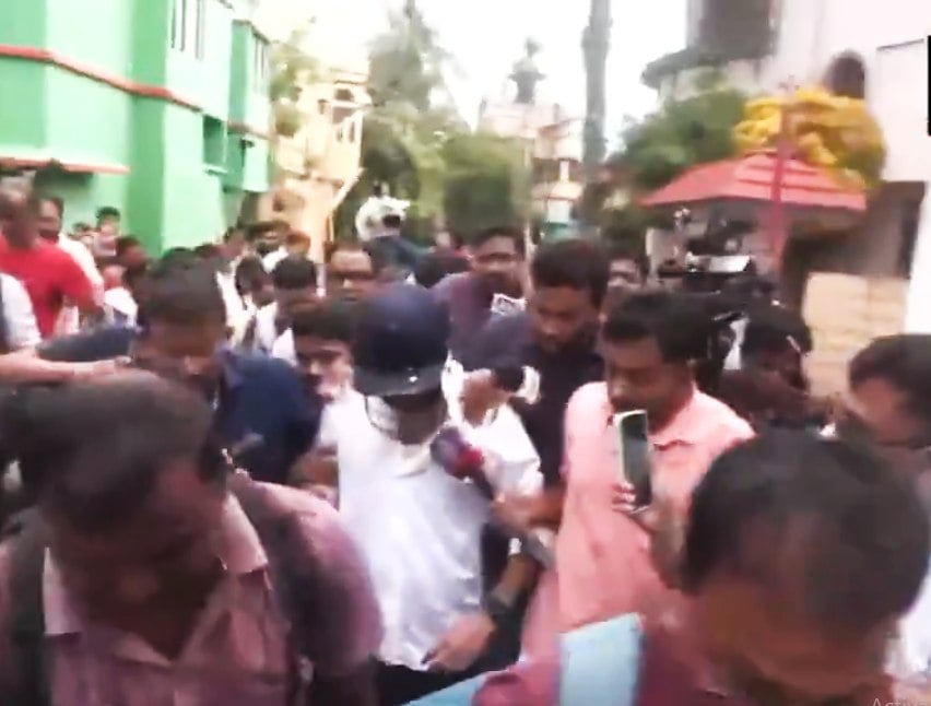 सोनारपुर में अभिषेक बनर्जी पर हमला ! चोर-चोर के नारे लगाते हुए भीड़ ने की पिटाई, फेंके अंडे; कपड़े भी फाड़े