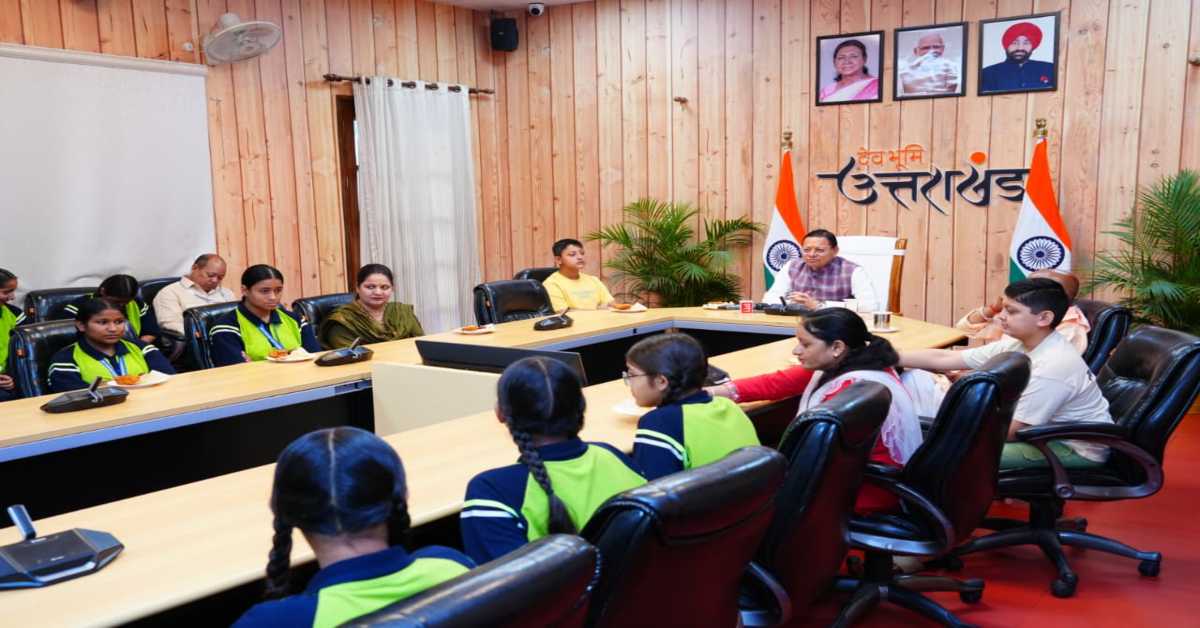 आवासीय बालिका छात्रावास की बालिकाओं के साथ CM धामी ने सुना मन की बात, कहा- PM मोदी आत्मनिर्भर भारत, पर्यावरण संरक्षण और…
