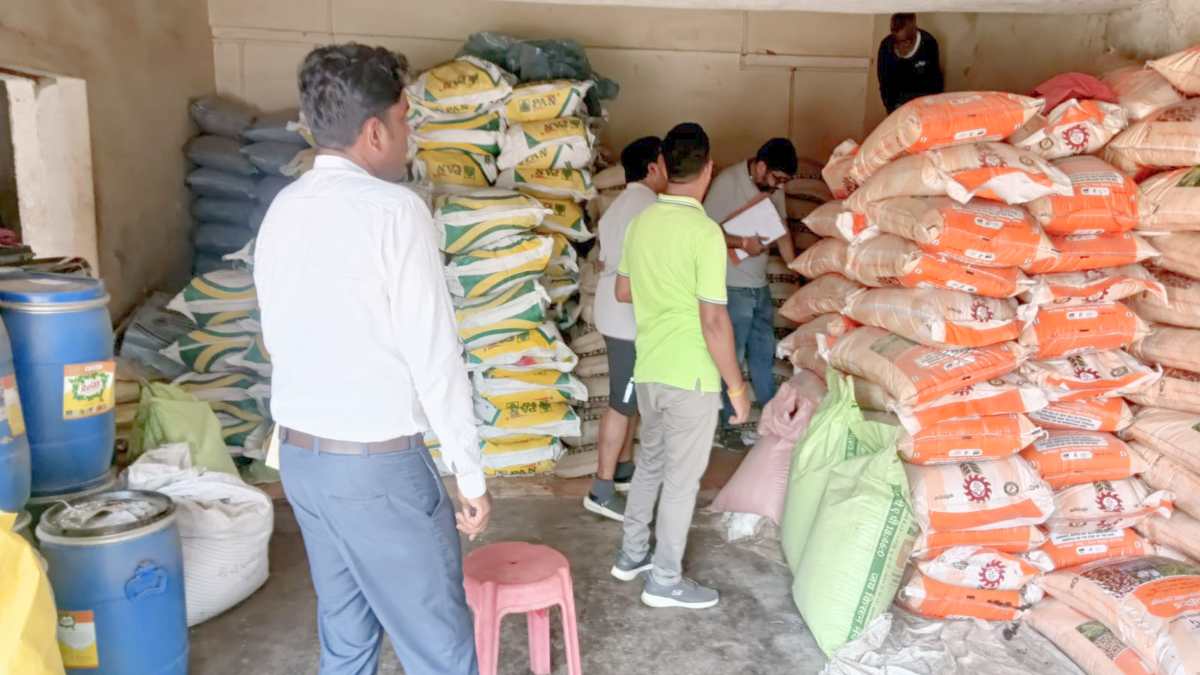 खाद की कालाबाजारी पर बड़ी कार्रवाई, कृषि विभाग ने सस्पेंड किए सात दुकानदारों के लाइसेंस