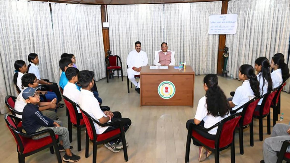 CM साय ने टॉपर्स विद्यार्थियों से की आत्मीय चर्चा, बोले- सफलता का कोई शॉर्टकट नहीं, अनुशासन, मेहनत और स्वस्थ दिनचर्या ही उपलब्धि की असली कुंजी