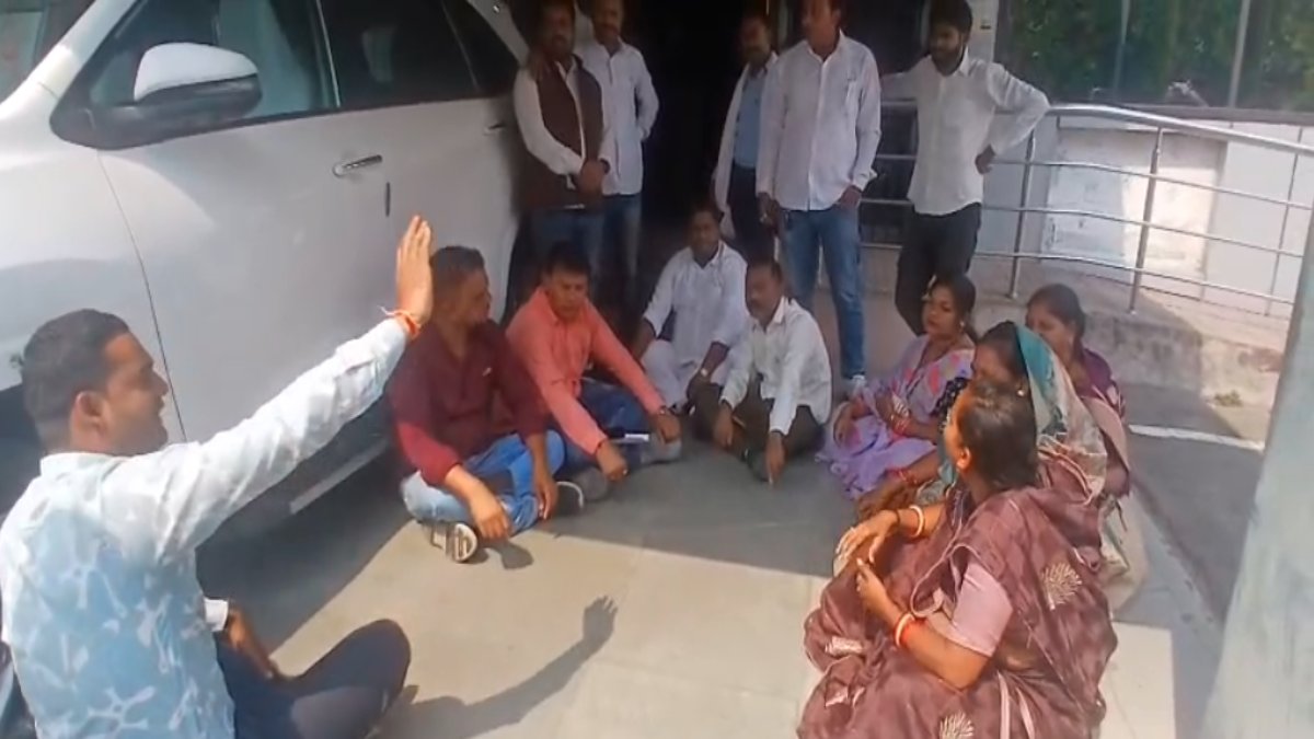 सीईओ के इंतजार में घंटों बैठे रहे जनप्रतिनिधि, नाराज जनपद सदस्यों ने जिला पंचायत परिसर में दिया धरना, मंत्री लखनलाल ने हटाने की दी चेतावनी