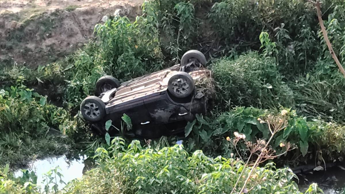 नेशनल हाईवे-130 पर हादसा, 40 फीट खाई में गिरी तेज रफ्तार कार, युवक घायल