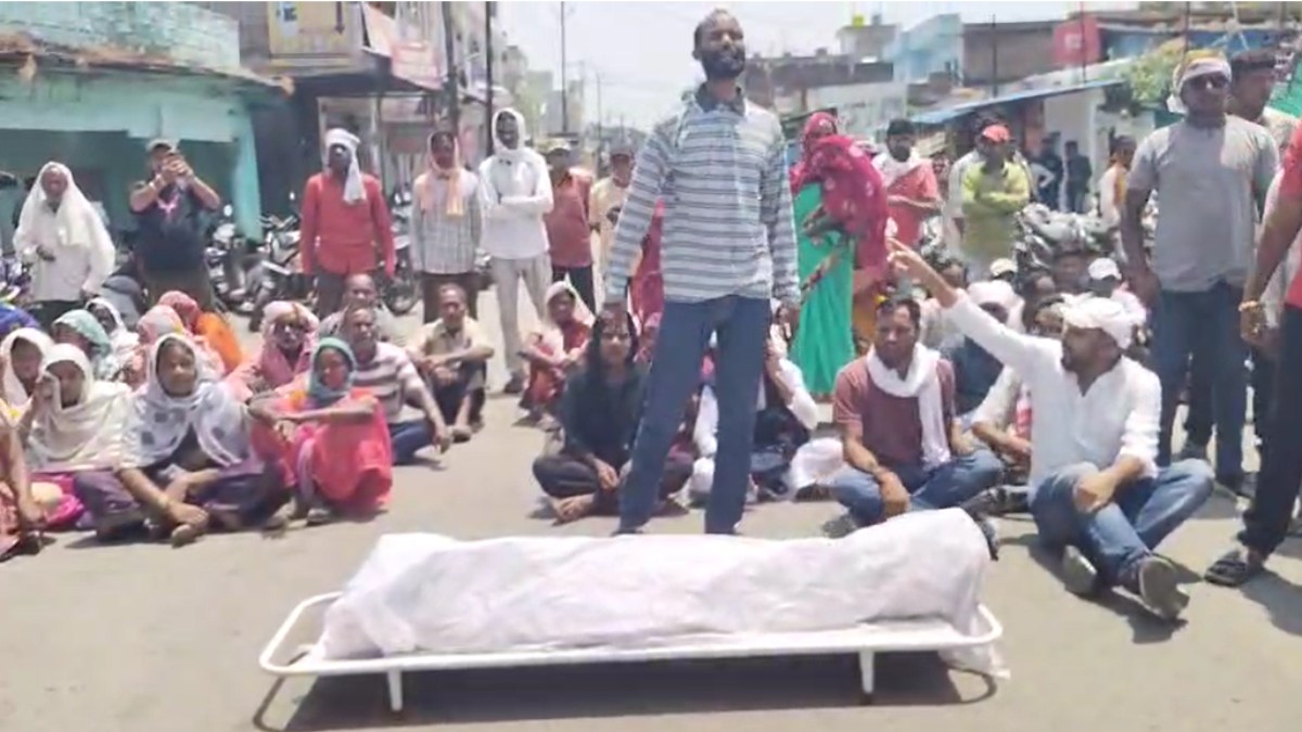 महिला गार्ड की मौत पर बवाल : अस्पताल में ड्यूटी के दौरान हुआ हादसा, मुआवजे के लिए सड़क पर शव रखकर प्रदर्शन कर रहे परिजन