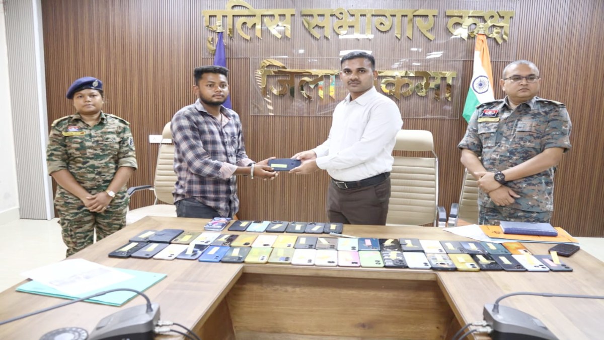 सुकमा पुलिस की बड़ी सफलता, 52 गुम मोबाइल बरामद कर मालिकों को लौटाए
