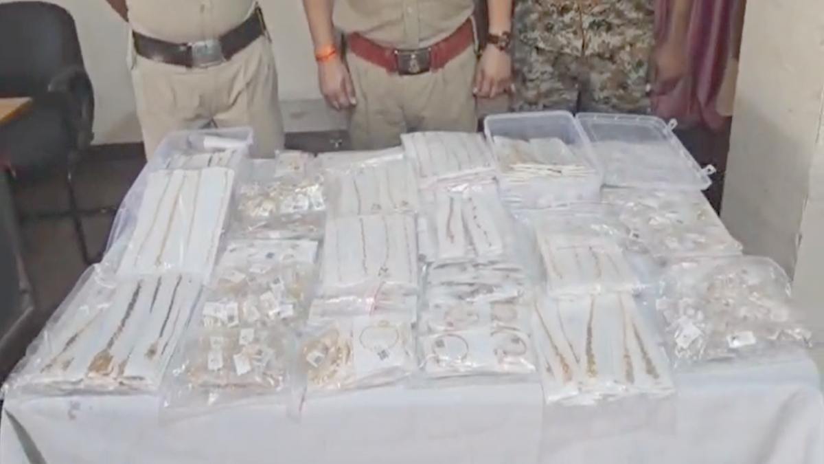 CG में 9.27 करोड़ का सोना जब्त : पुलिस हिरासत में तीन आरोपी, कार में गुप्त चैंबर बनाकर ले जा रहे थे गुजरात