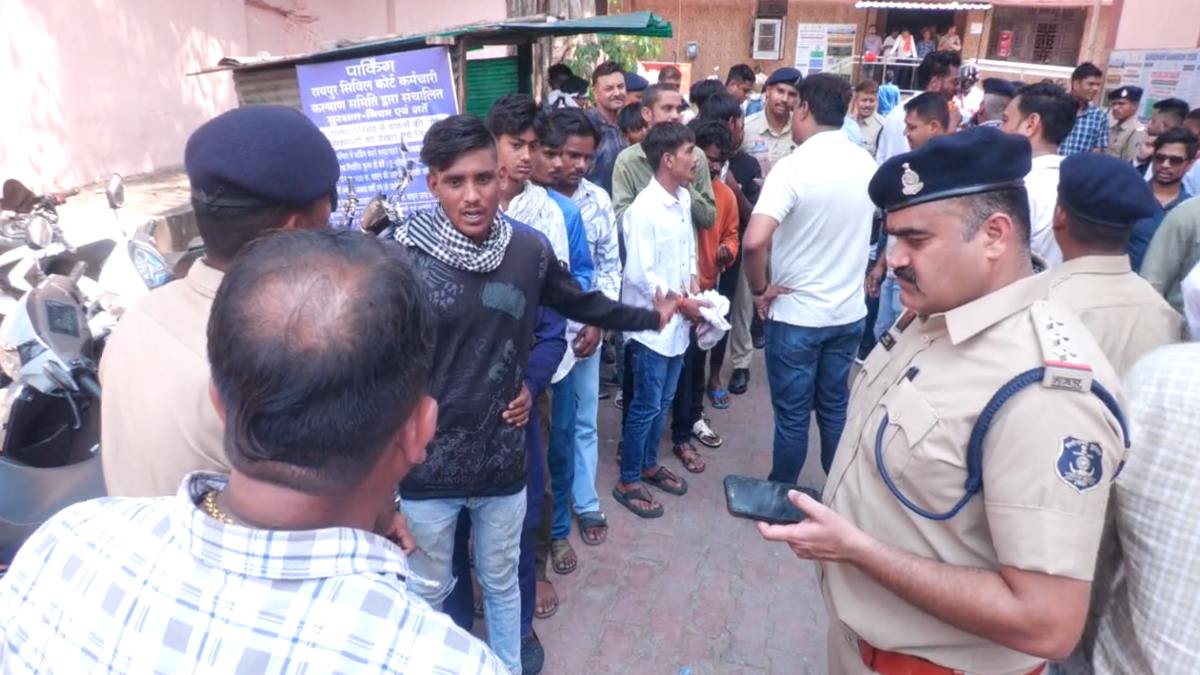 कोर्ट परिसर में पुलिस का चेकिंग अभियान : 2 युवक चाकू के साथ गिरफ्तार, 8 संदिग्धों पर भी कार्रवाई