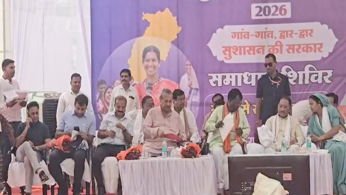 सीएम साय ने महुआ पेड़ के नीचे लगाई चौपाल, तेंदूपत्ता संग्राहकों की सुनी समस्याएं, राशन, पेयजल, शिक्षा और महतारी वंदन योजना की ली जानकारी