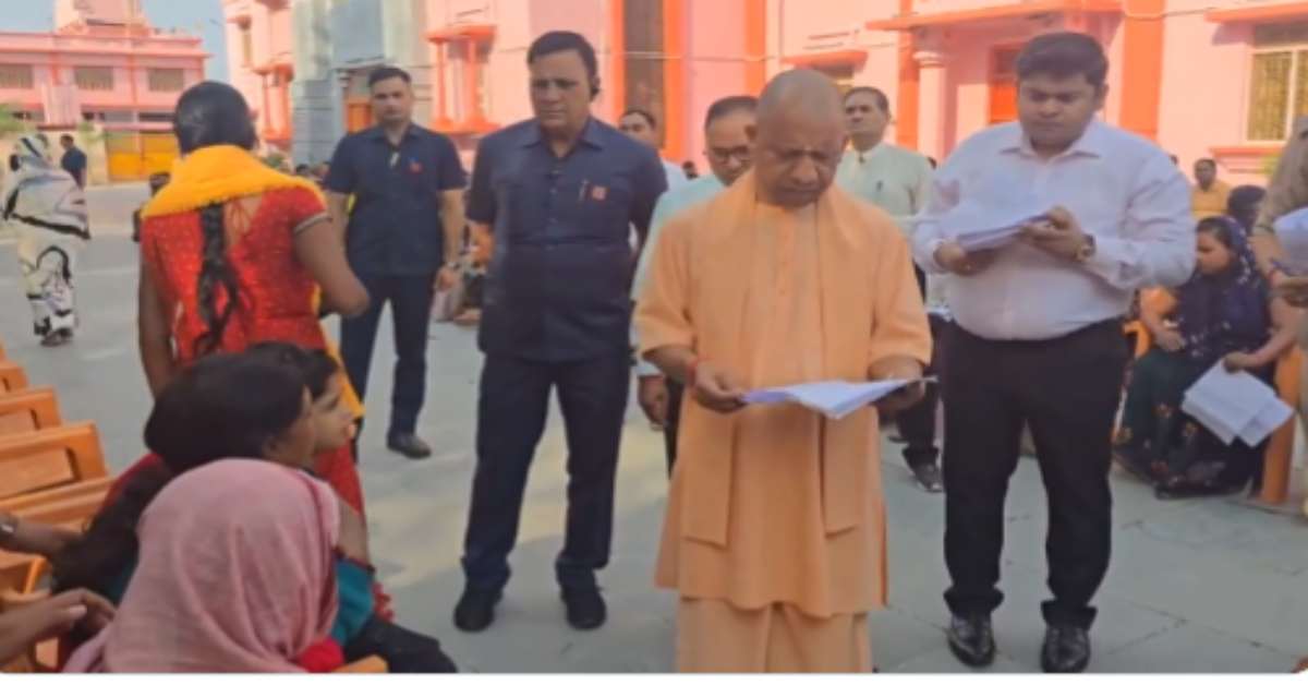 ‘हर समस्या का होगा समाधान…’, CM योगी ने लगाया जनता दर्शन, एक-एक कर सुनी सबकी फरियाद