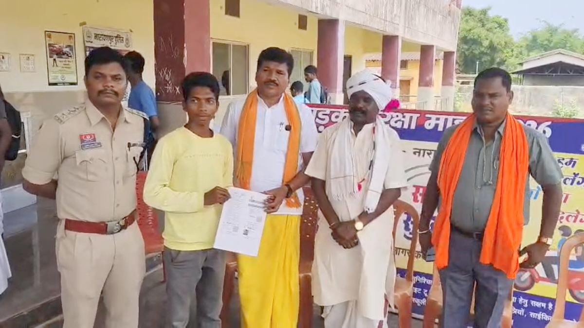 अबूझमाड़ की बदली तस्वीर : पहली बार लाइसेंस बनवाने पहुंचे ग्रामीण, कभी मोबाइल और दस्तावेजों पर था नक्सलियों का प्रतिबंध