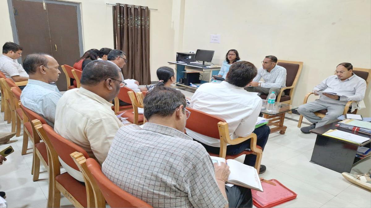 बस्तर में सड़कों और पुलों के काम में आएगी तेजी : PWD के सचिव ने अफसरों और ठेकेदारों की ली बैठक, समय-सीमा में काम पूरा करने के दिए निर्देश