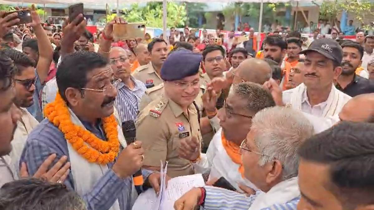 सुशासन तिहार में हंगामा : कांग्रेस नेता शुक्ला और BJP विधायक कौशिक के बीच तीखी नोकझोंक, Video Viral