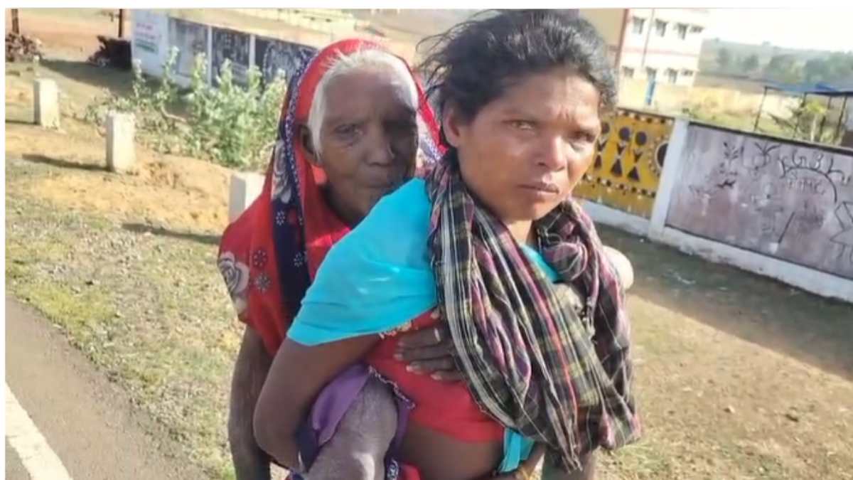 CG News : गांव तक नहीं पहुंचती गाड़ी, पेंशन के लिए सास को पीठ पर लादकर बैंक पहुंची बहू, 9 किमी पैदल चले, Video Viral