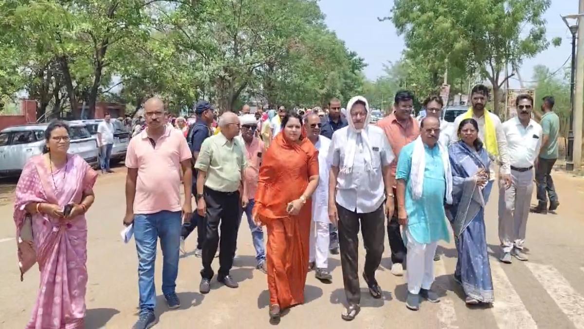 वन विभाग की कार्रवाई का विरोध : ग्रामीणों ने किया कलेक्ट्रेट का घेराव, DFO के खिलाफ कार्रवाई की मांग