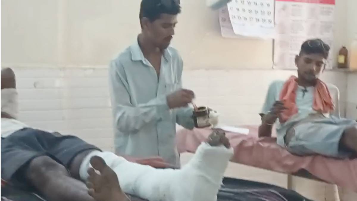 मेडिकल कॉलेज अस्पताल में बड़ी लापरवाही : स्टाफ नहीं मिला तो मरीज के दोस्त ने की ड्रेसिंग, VIDEO वायरल
