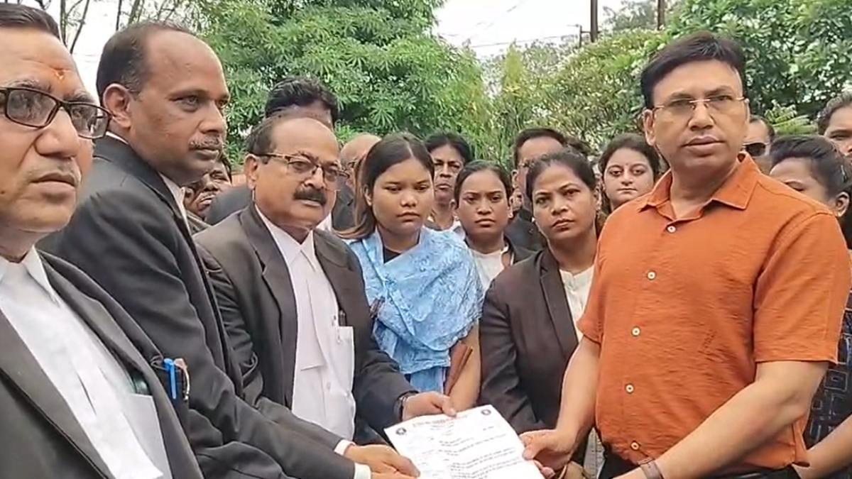 रायगढ़ में महिला अधिवक्ता की हत्या, वकीलों ने किया प्रदर्शन, एसपी से की आरोपी को जल्द गिरफ्तार करने की मांग