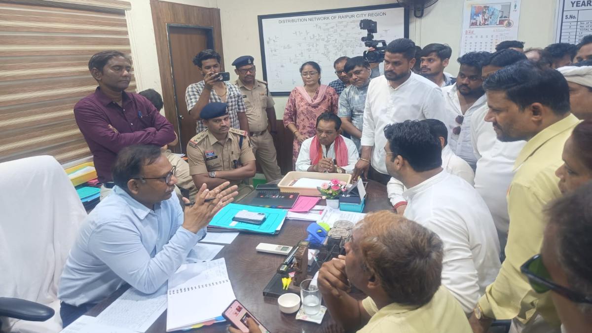 राजधानी में बिजली गुल और लो-वोल्टेज की समस्या, कांग्रेसियों ने घेरा CSEB दफ्तर, जल्द व्यवस्था दुरुस्त करने की मांग