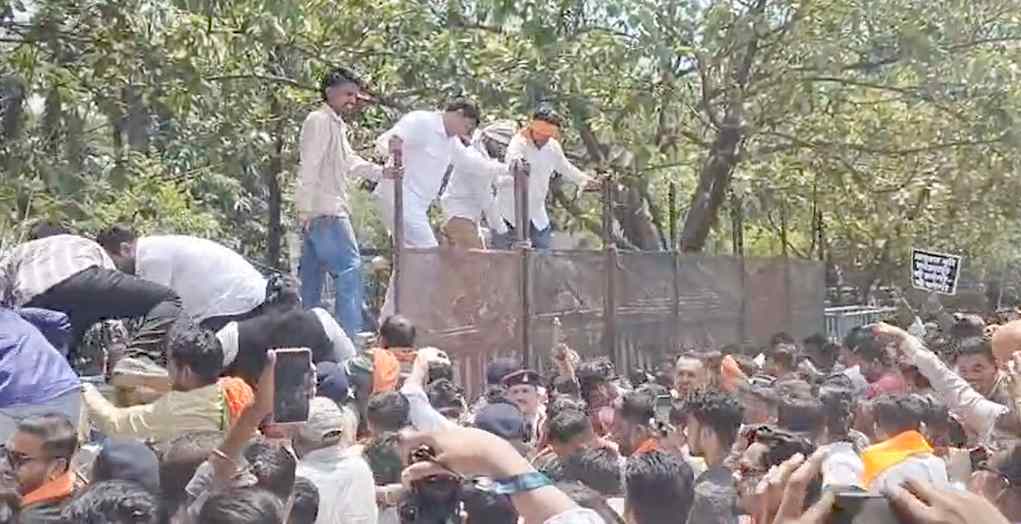 महापौर और कमिश्नर के खिलाफ नारेबाजी, भाजपा पार्षदों के साथ भेदभाव का आरोप लगाया