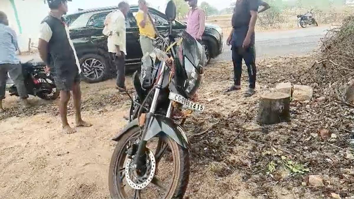 CG में भीषण हादसा : कार और बाइक में भिड़ंत, तीन युवकों की मौके पर मौत