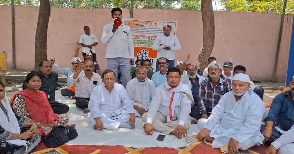 सड़क चौड़ीकरण के नाम पर व्यापारियों के उत्पीड़न का आरोप, कांग्रेस ने मुआवजे की मांग को लेकर किया प्रदर्शन
