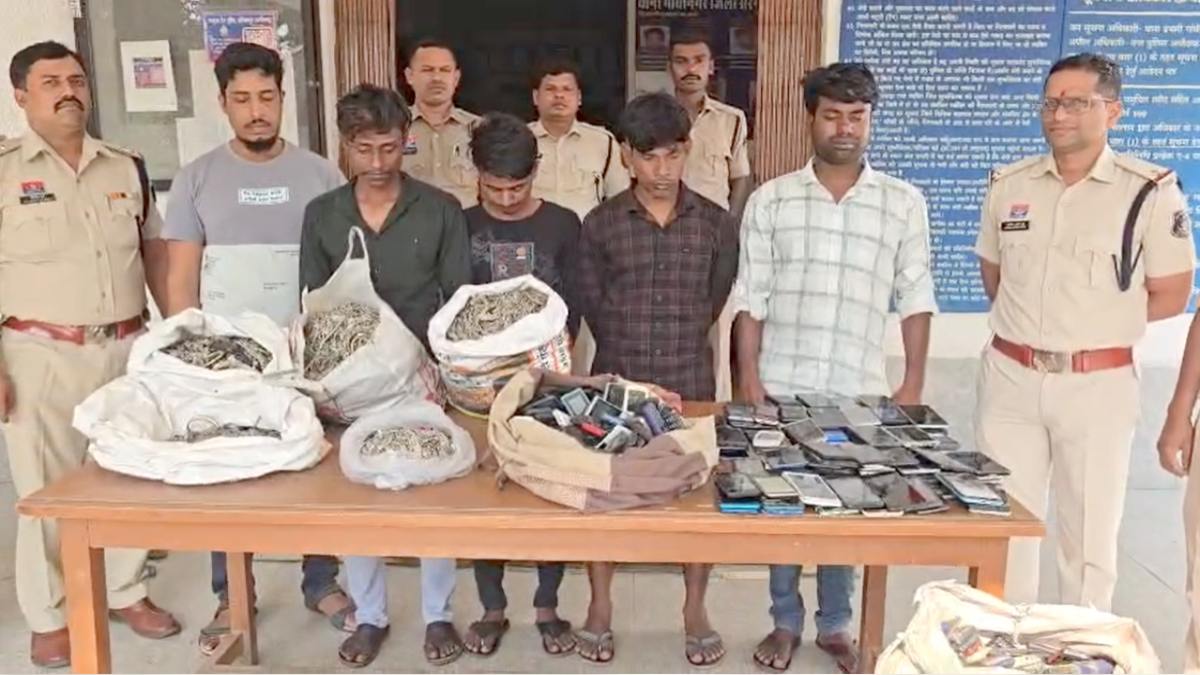 CG News : कार से 760 मोबाइल और 95 किलो चांदी बरामद, 5 आरोपी गिरफ्तार