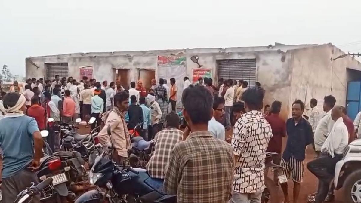 आंधी-तूफान से मची अफरा-तफरी : शराब दुकान का टीन शेड उड़कर गिरा, बड़ा हादसा टला