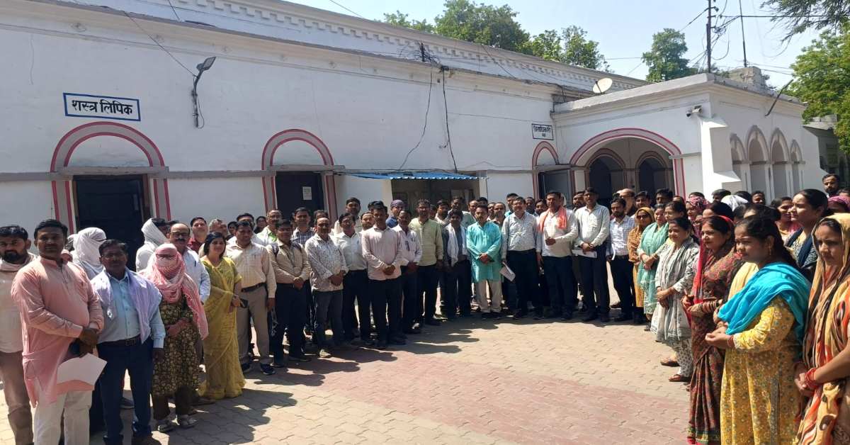 फुटबॉल की तरह इधर-उधर किए जा रहे शिक्षक, समायोजन की मार झेल रहे कनिष्ठ शिक्षकों का छलका दर्द