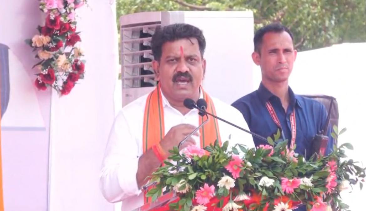 रायपुर में दौड़ेगी डायल-112 की 54 नई गाड़ियां, डिप्टी सीएम विजय शर्मा ने दिखाई हरी झंडी, दीपक बैज का मोबाइल नहीं मिलने पर कही ये बात…