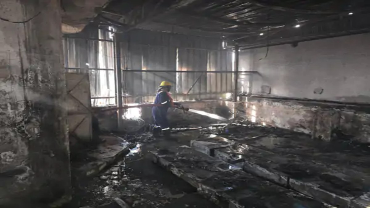 इलेक्ट्रॉनिक शो-रूम में आग लगने से मची अफरा-तफरी, दमकल की दो गाड़ियाें ने पाया काबू
