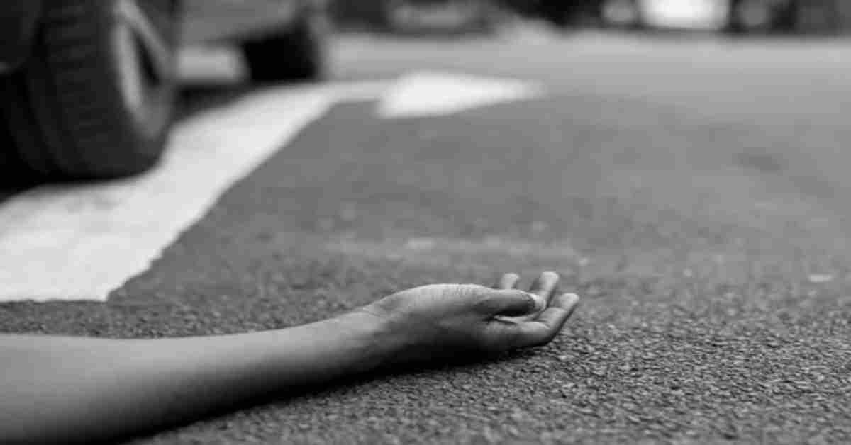रफ्तार ने लगाया जिंदगी पर ब्रेक! खड़ी बस से टकराई कार, 2 लोगों की मौत