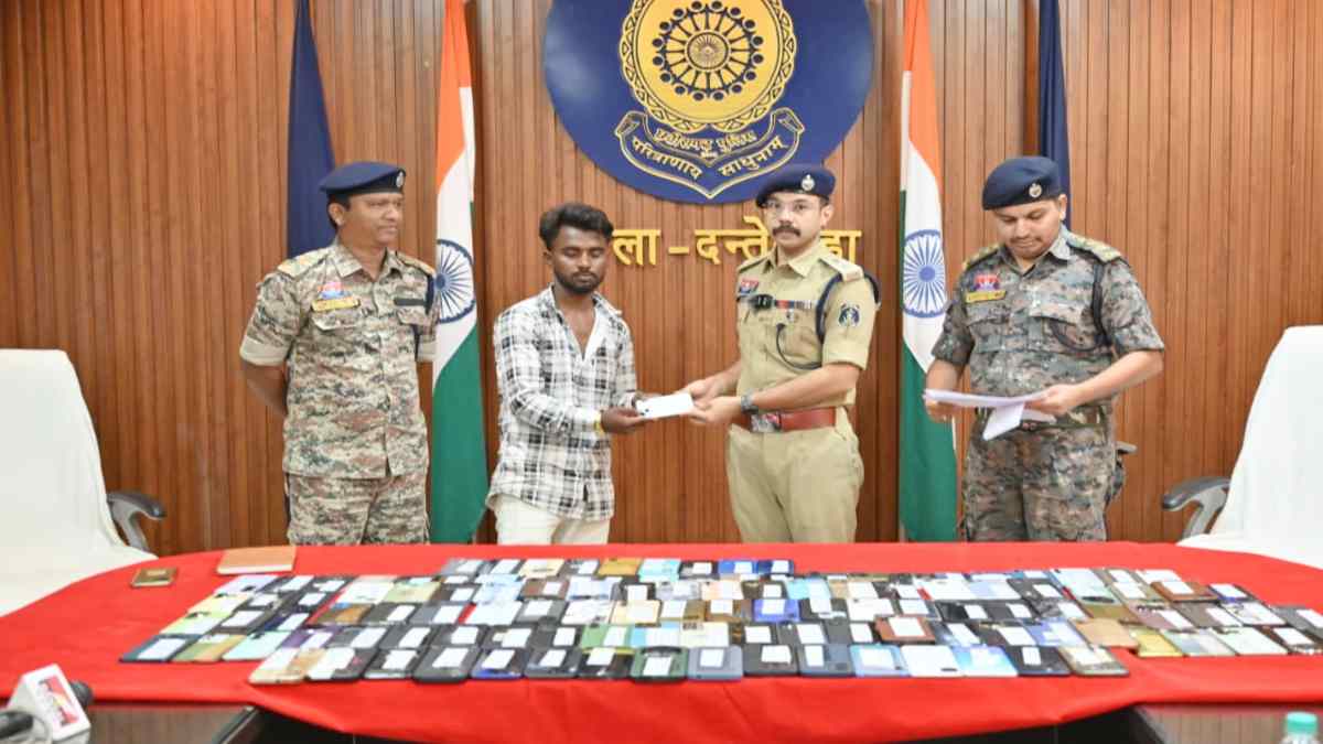 मोबाइल पाकर मालिकों के खिले चेहरे : ‘इया आपलो सामान निया’ अभियान चलाकर लौटाए गए 141 गुम मोबाइल