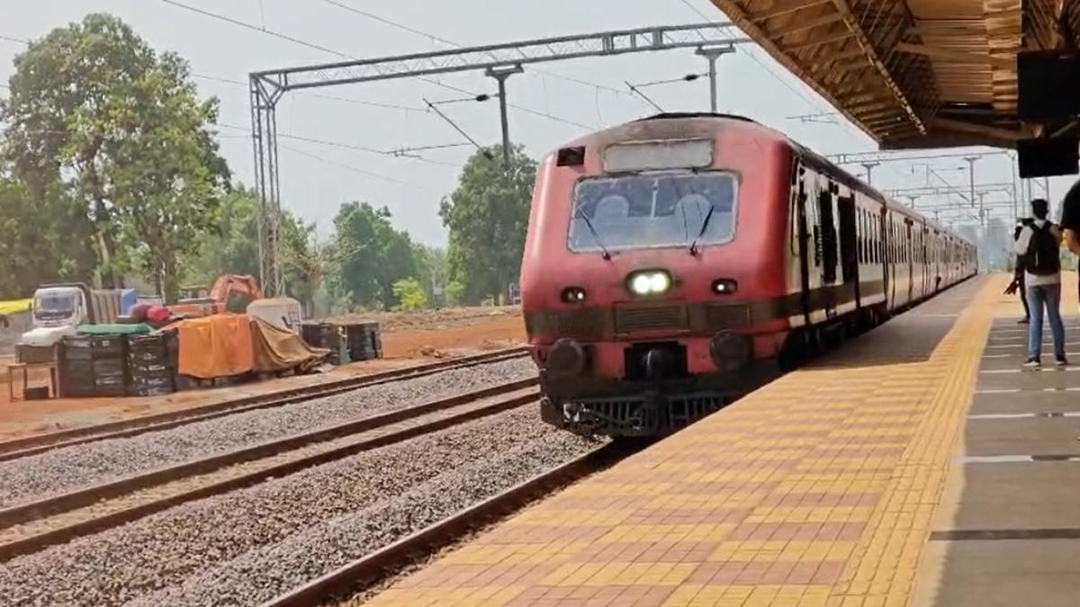बदलते बस्तर की नई तस्वीर : रावघाट तक पहुंची ट्रेन, पूर्व नक्सलियों ने पहली बार रेल में किया सफर