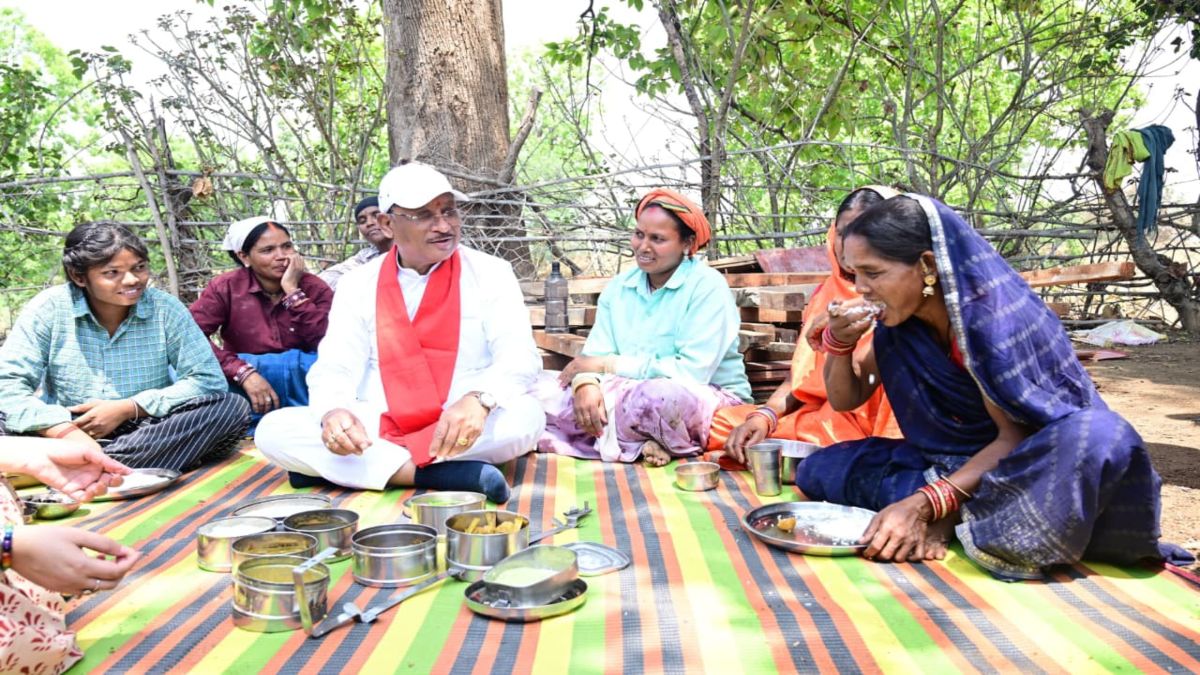 निर्माणाधीन पंचायत भवन पहुंचे CM साय, श्रमिकों संग जमीन पर बैठकर खाया बोरे बासी और आमा चटनी