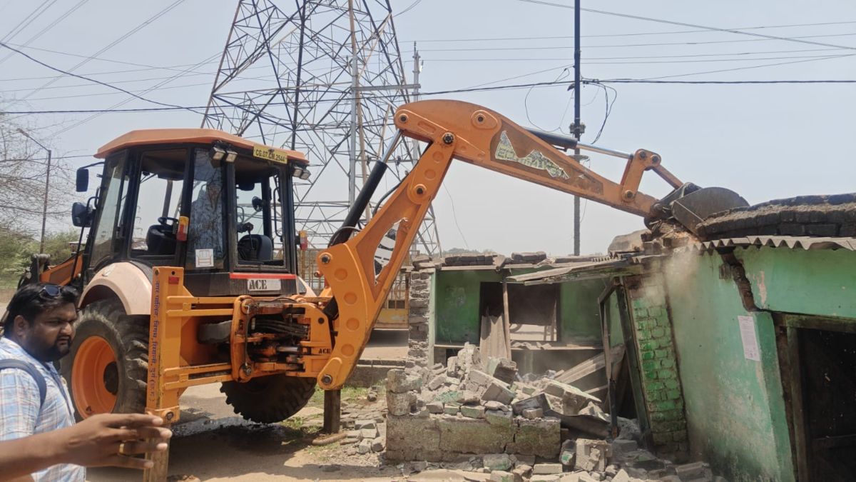 Bulldozer Action : 5 साल की बच्ची से दरिंदगी करने वाले आरोपी के घर चला बुलडोजर, सामान को भी किया गया जब्त