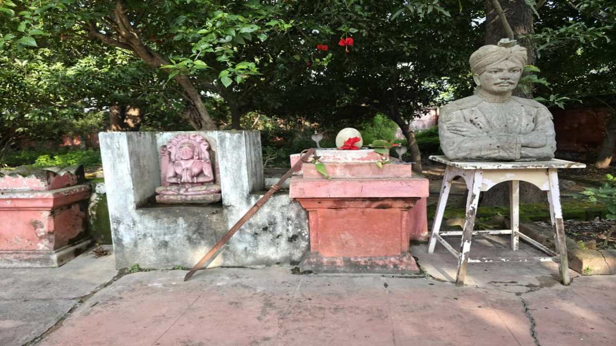 बच्चों के पार्क से करोड़ों की कॉलोनी तक… राजा लालबहादुर की प्रतिमा हटाई, फिर 22 टुकड़ों में बेच दी मेंटेनेंस खसरे की जमीन