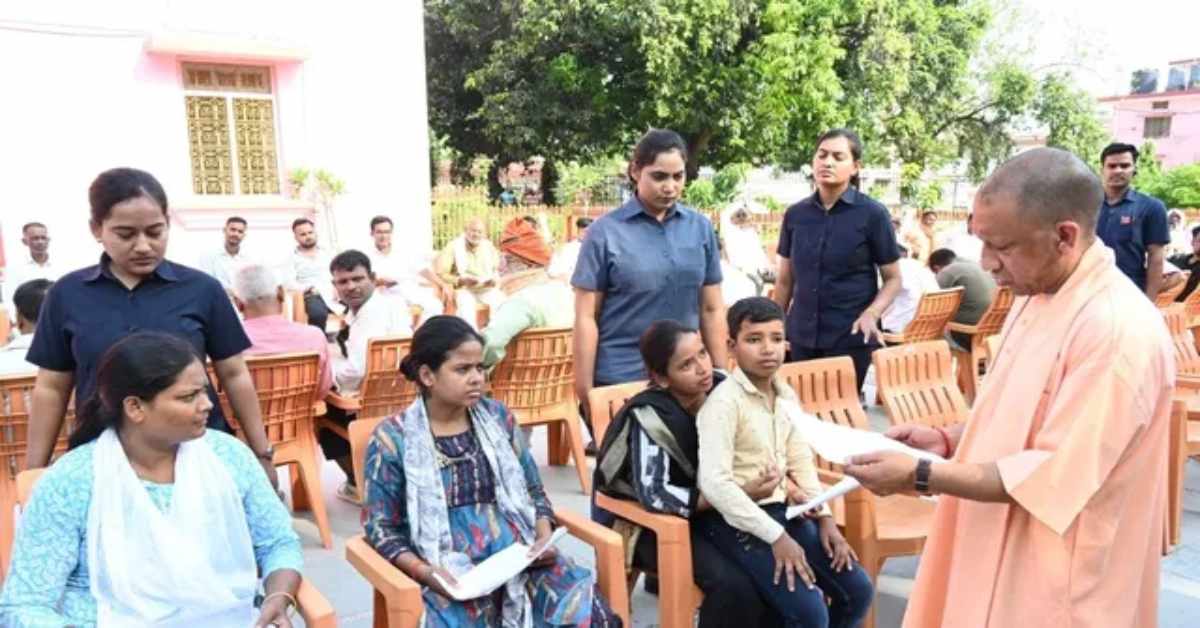 संवेदनशील शासन, त्वरित समाधान… CM योगी ने जनता दर्शन में सुनी लोगों की समस्याएं, तत्काल निराकरण के दिए निर्देश