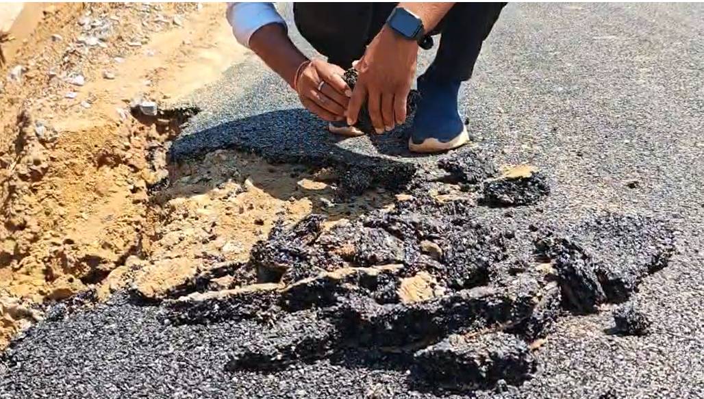 पीएम जनमन योजना में भ्रष्टाचार : चंद दिनों में उखड़ी सड़क, ग्रामीणों ने घटिया निर्माण सामग्री डालने का लगाया आरोप
