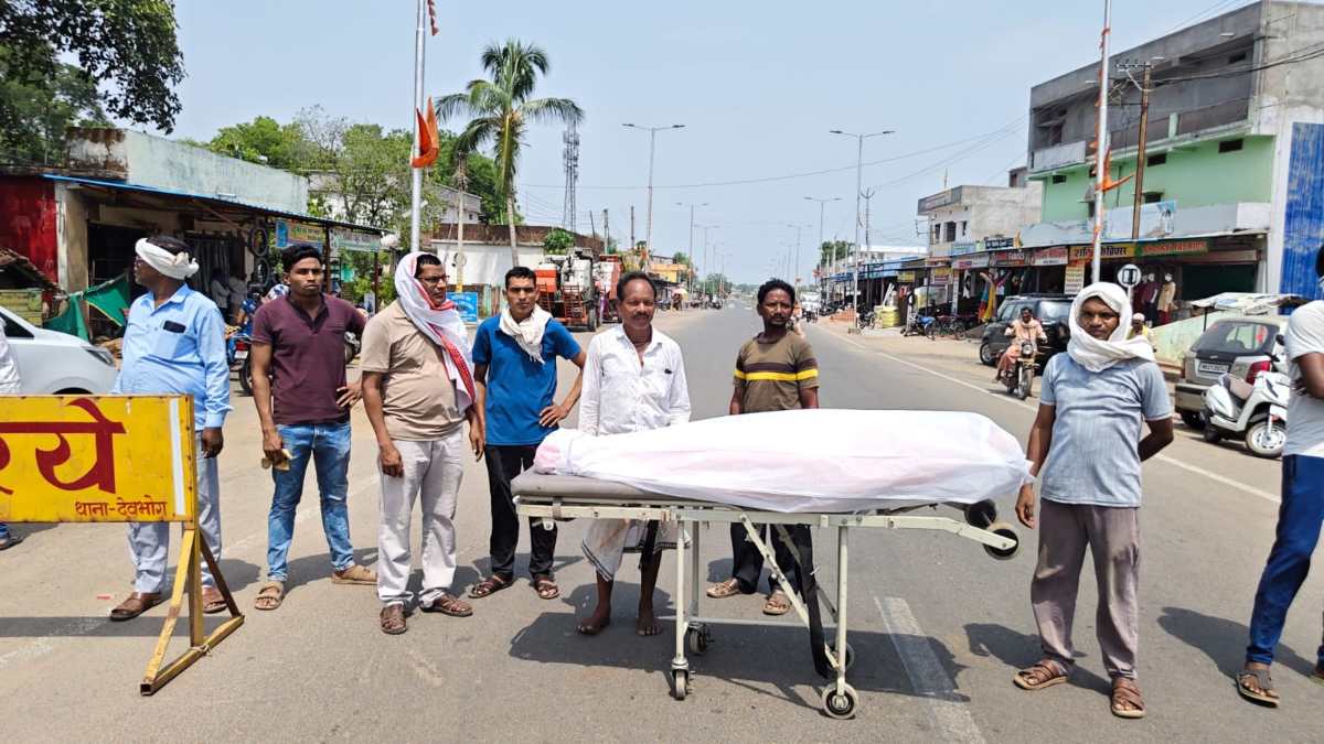 डिलीवरी के बाद प्रसूता की मौत, अस्पताल प्रबंधन पर लापरवाही का आरोप, परिजनों ने हाईवे पर शव रखकर किया चक्काजाम