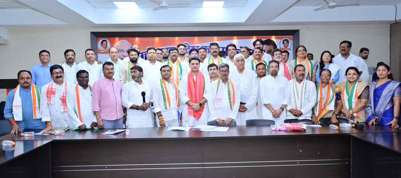 ब्लॉक अध्यक्षों की बैठक में महंत ने पूछा – पहली बार प्रदेश कार्यालय कौन आया है? महिला भागीदारी पर जताई चिंता