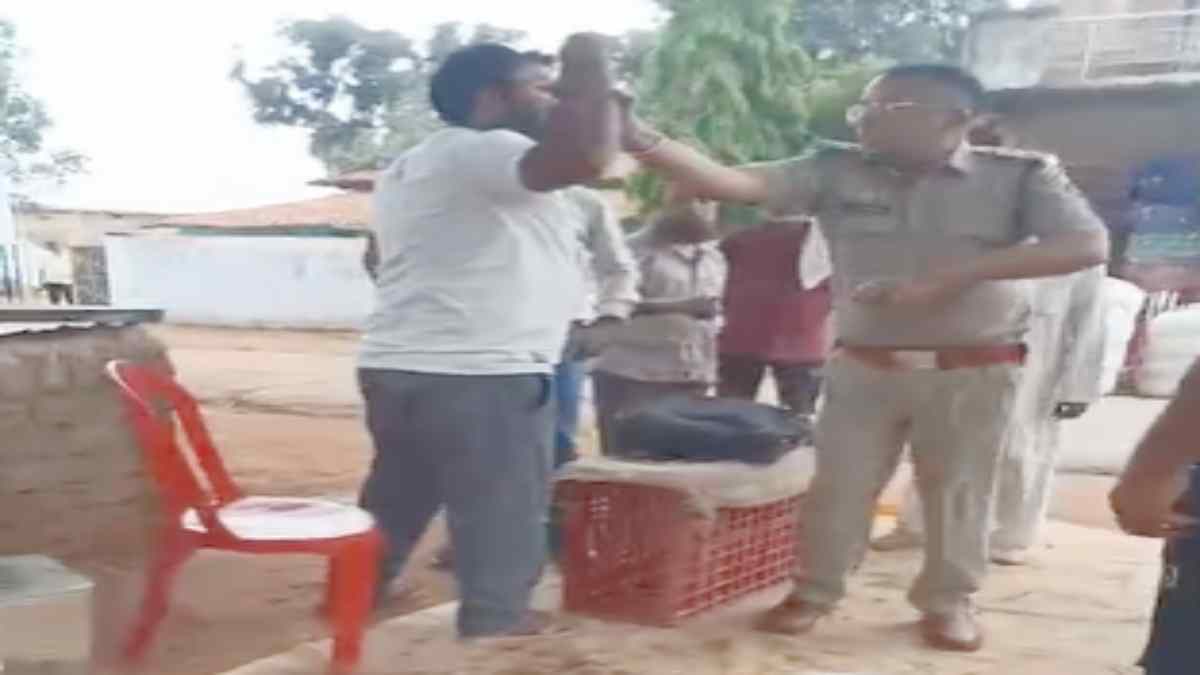 चेक पोस्ट पर गाड़ी नहीं रोकने पर भड़के टीआई, व्यापारी पर उठाया हाथ, वीडियो हो रहा वायरल
