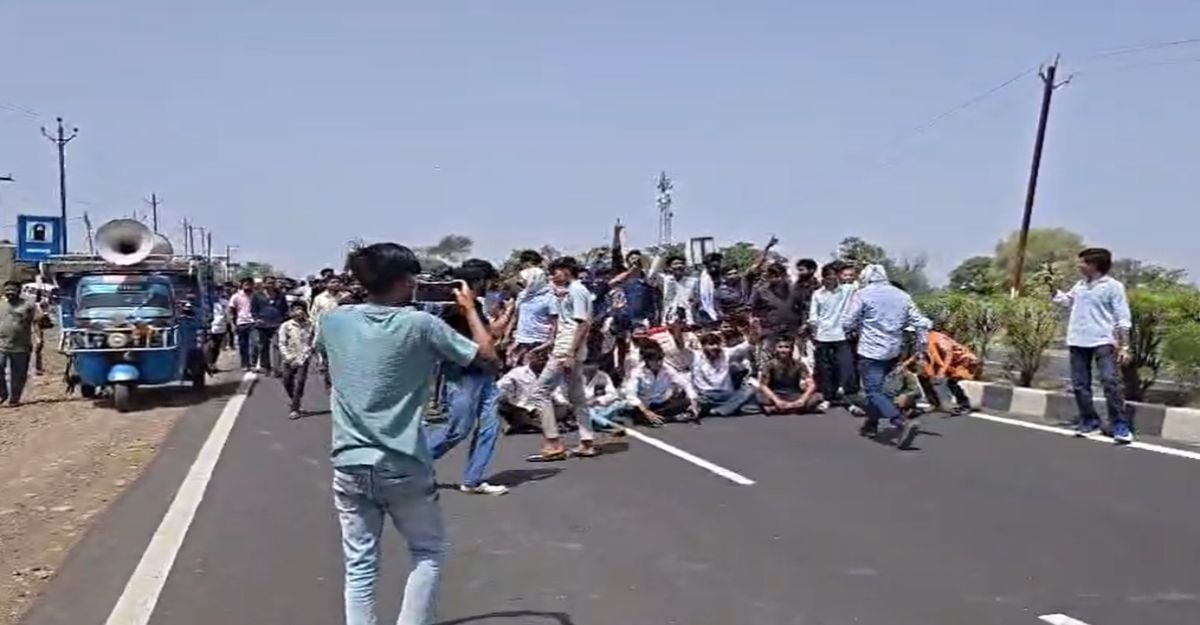 15 दिनों से रात में बिजली गुल होने से भड़के ग्रामीणः ग्रामीणों ने सड़क पर उतरकर दिया प्रशासन को 3 दिन का अल्टीमेटम, दी उग्र आंदोलन की चेतावनी