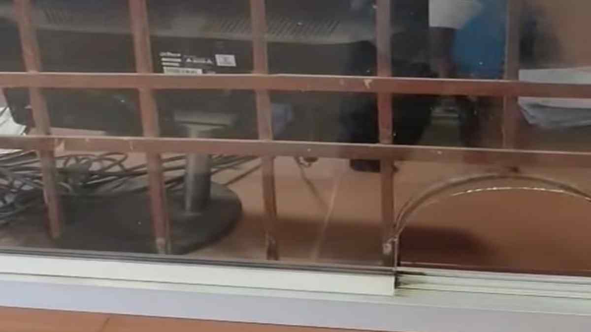 रेलवे स्टेशन पर अव्यवस्था : काउंटर में नहीं रहते कर्मचारी, यात्री परेशान, शिकायत पर नहीं हो रही कार्रवाई