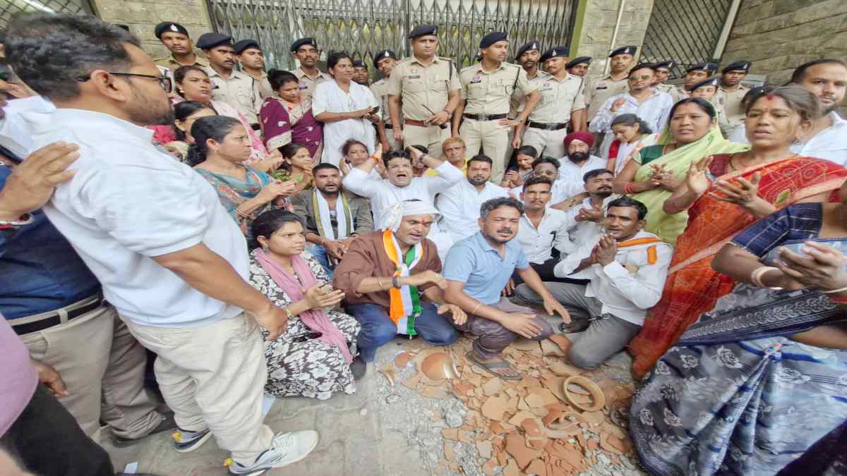 रायपुर में पानी के लिए हाहाकार : कांग्रेसियों ने किया प्रदर्शन, सुबोध ने कहा – समस्या को नजर अंदाज कर रहा नगर निगम
