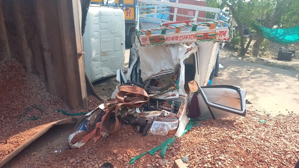 झज्जर में बड़ा सड़क हादसा: पिकअप पर पलटा बजरी से भरा कंटेनर, यूपी के तीन व्यापारी मलबे में दबे