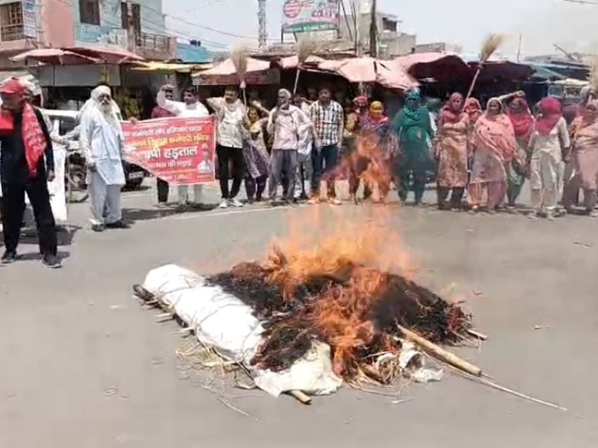 जींद में ग्रामीण सफाई कर्मचारियों का फूटा गुस्सा: शव यात्रा निकाल फूंका हरियाणा सरकार का पुतला