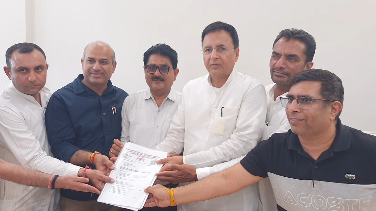 ई-फार्मेसी पर भड़के रणदीप सुरजेवाला, बोले- “मोदी सरकार ने दवा कारोबार कॉर्पोरेट घरानों को सौंपा”