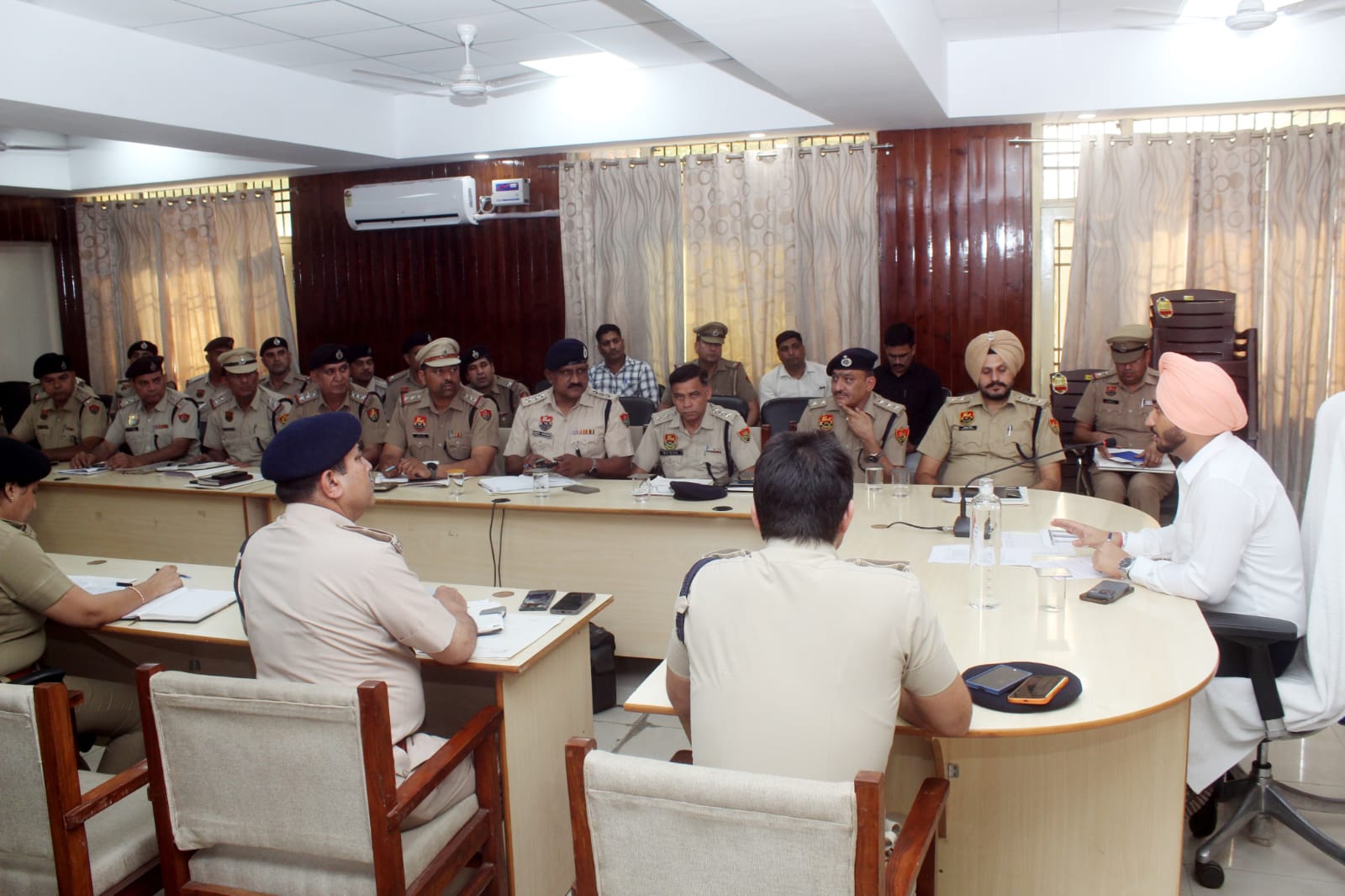 कैथल में क्राइम मीटिंग: एसपी मनप्रीत सिंह ने दिए लंबित मामलों को जल्द निपटाने के निर्देश
